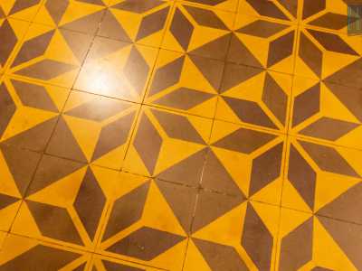 Abbassiamo lo sguardo e, sui pavimenti, notiamo anche le originali cementine dai toni caldi